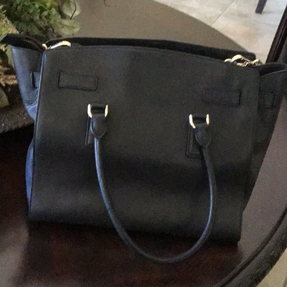💕Gorgeous Michael Kors Tote/Handbag. Black with gold hardware.💕 - Picture 3 of 9